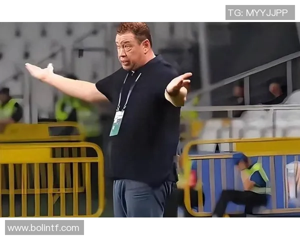 足球明星歪头瞬间引发球迷热议 引爆社交媒体话题风潮