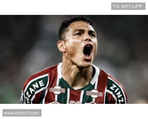 白发足球球星赛场风采依旧展现坚韧与传奇魅力